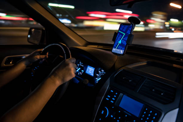 Foto de un conductor siguiendo indicaciones de un gps